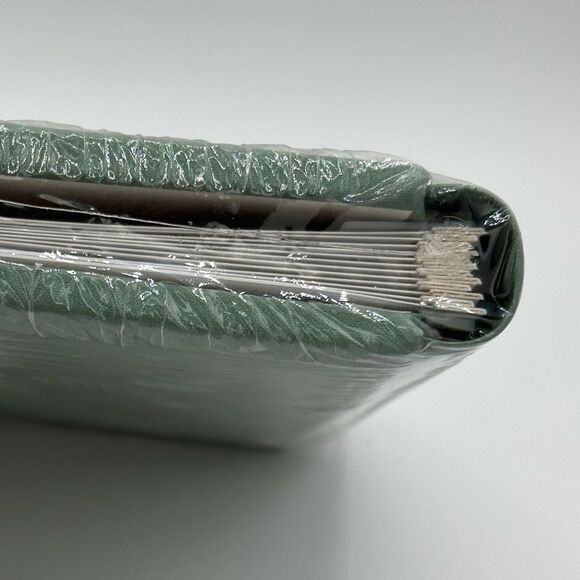 New-Creative Memories 7 x 7 Green W/Silver & Gold Foliage Strap-hinge Album - Picture 4 of 5